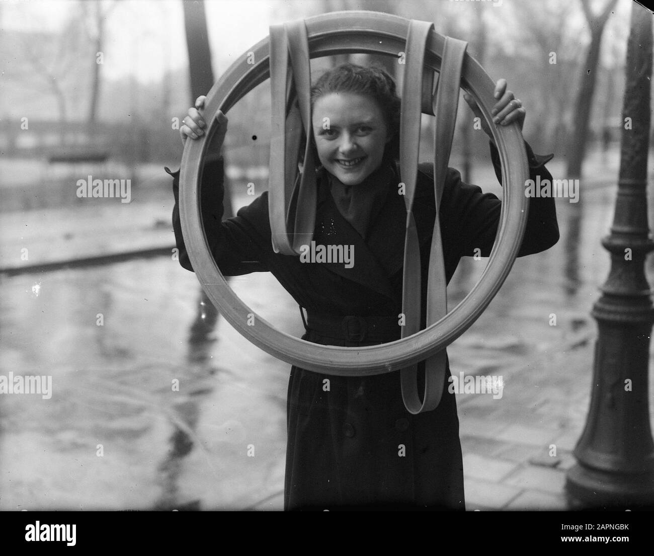 Biciclette della ricevuta (ragazza con pneumatico) Data: 10 Febbraio 1948 Parole Chiave: Band, BYCLES, RAGAZZA Foto Stock