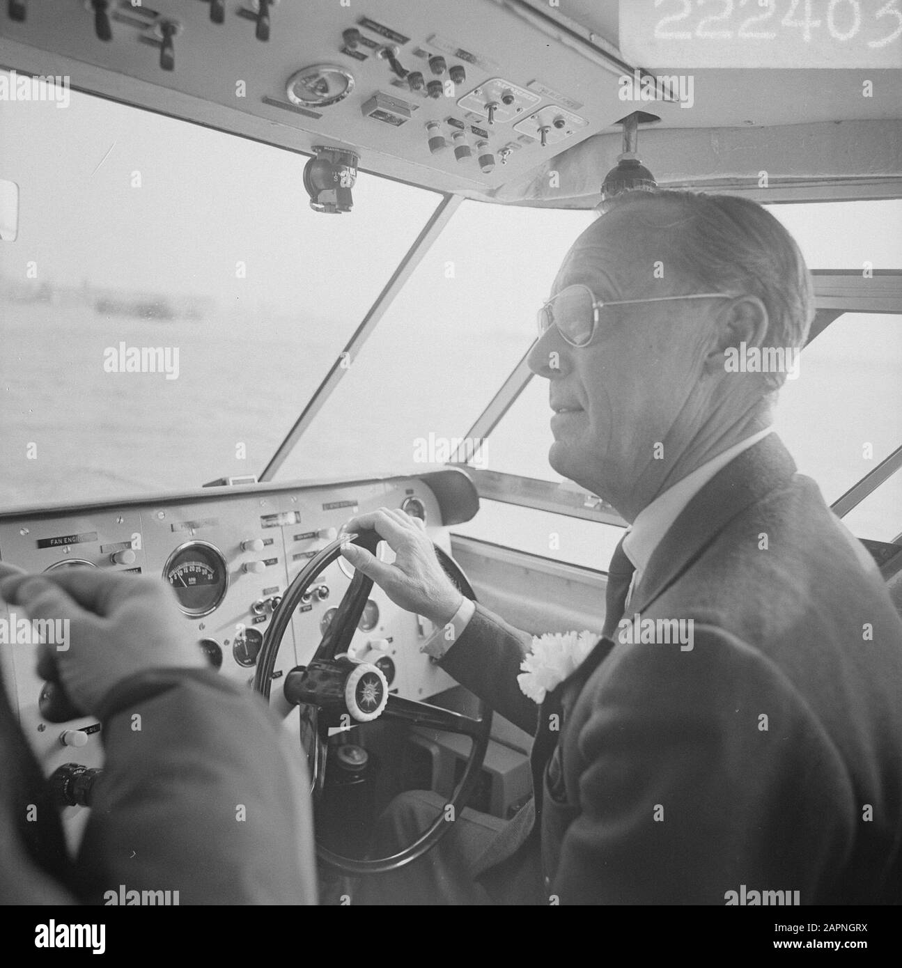 La sua altezza reale il principe Bernhard sta facendo un viaggio di prova con il nuovo veicolo di cuscino d'aria Laterale HM2 sul Nieuwe Waterweg Pr. Bernhard dietro la Data: 25 marzo 1969 Nome personale: Bernhard, Prince Foto Stock