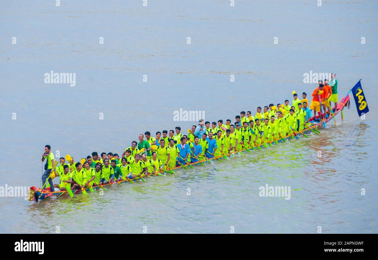 Corsa in barca sul fiume Tonle SAP a Phnom Penh Cambogia Foto Stock