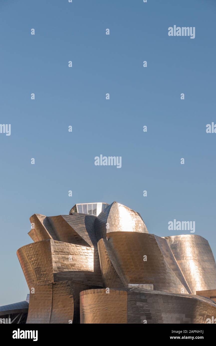 L'iconico esterno in metallo curvato del Museo Guggenheim di Bilbao, Spagna Foto Stock