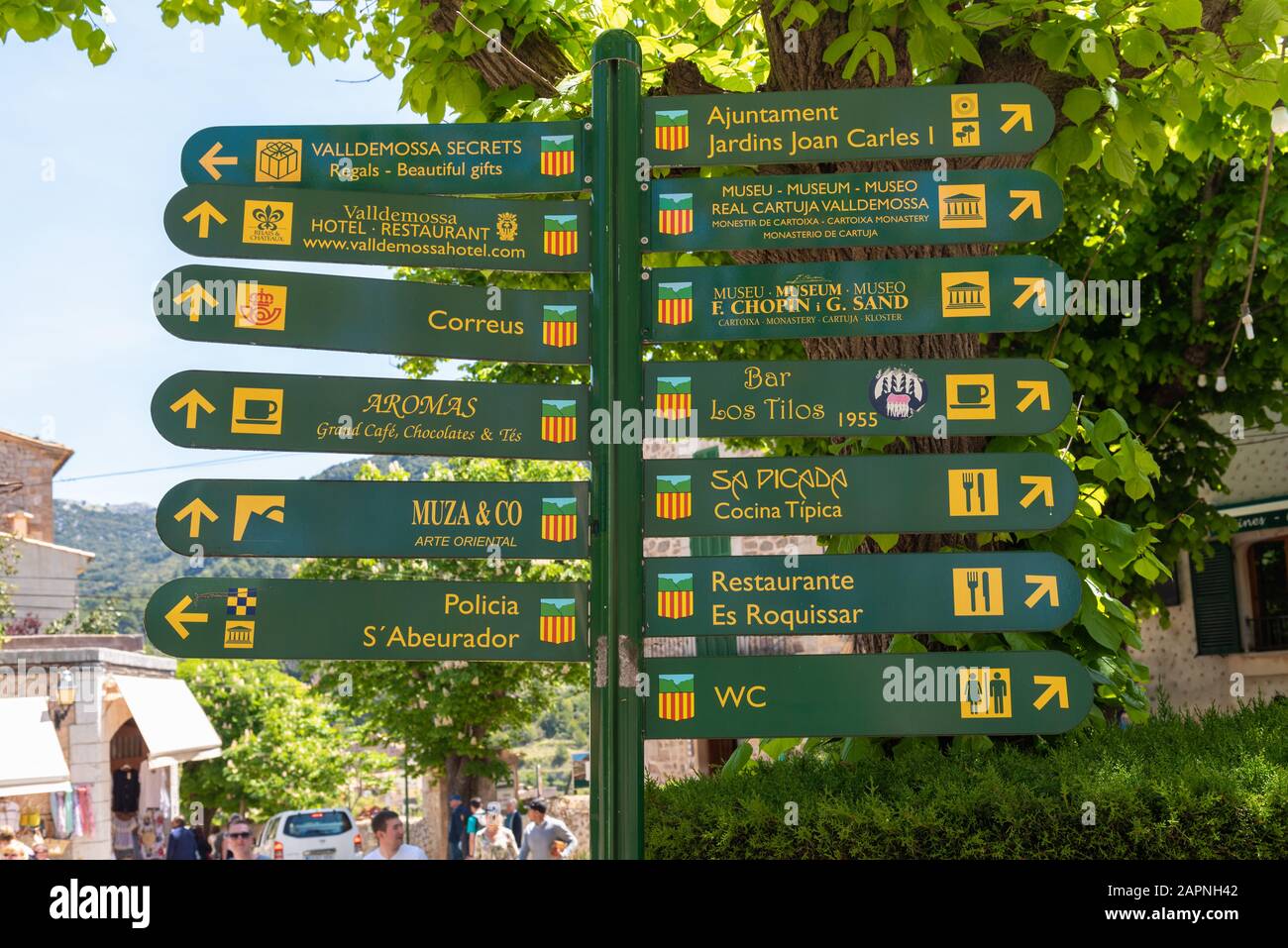 Mallorca, Spagna - 7 maggio 2019: Indicazioni con attrazioni turistiche nella città di Valldemossa Foto Stock