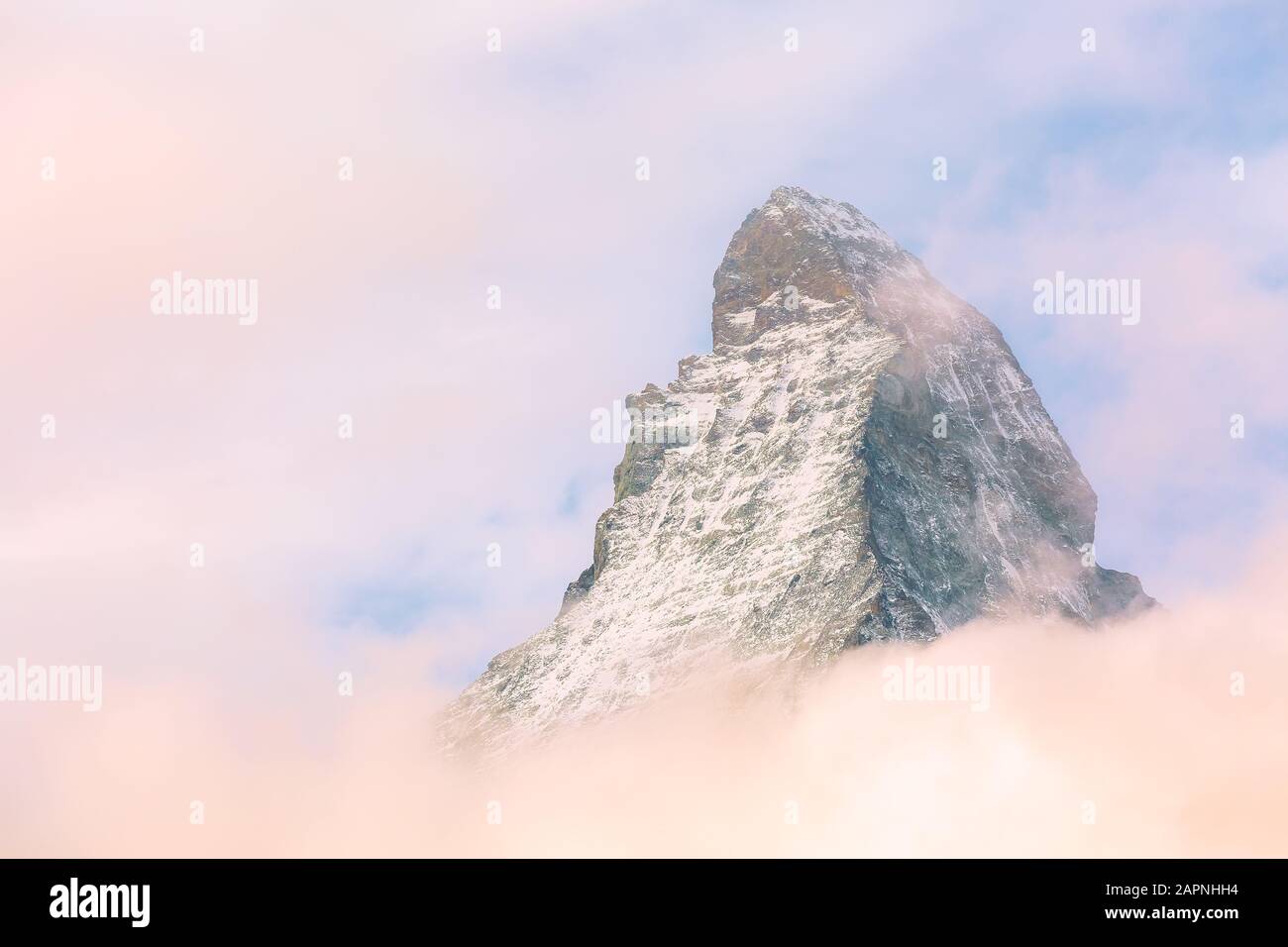Cervino Snow mount peak close-up di nuvole e panorama alpino, Svizzera, Alpi Svizzere Foto Stock