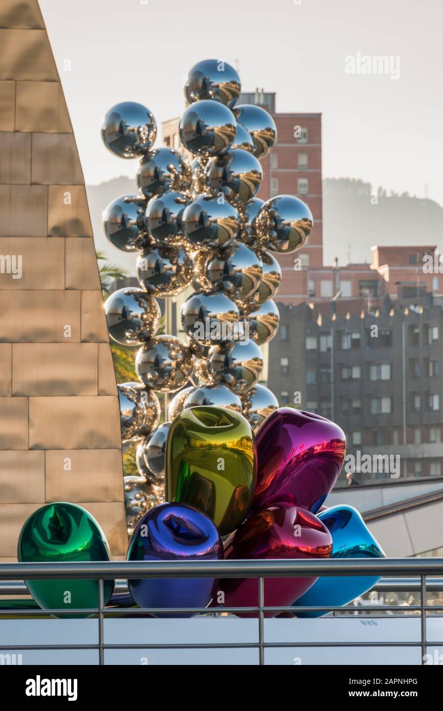 Silver Balls di Anish Kapoor e Tulips di Jeff Koons fuori dal Museo d'Arte Guggenheim di Bilbao, Spagna. Foto Stock