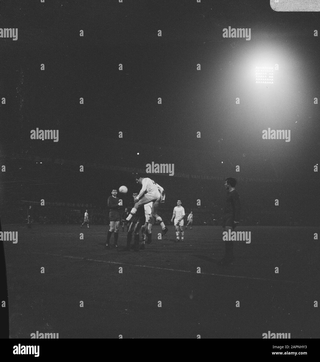 Partita di calcio Xerxes - Sparta te Rotterdam: 0-0 Sparta giocatore Charlie Bosveld in duello con la difesa Xerxes Data: 22 ottobre 1966 posizione: Rotterdam, Zuid-Holland Parole Chiave: Immagini serali, sport, calcio Nome personale: Bosveld, Charlie Institution nome: Xerxes Foto Stock