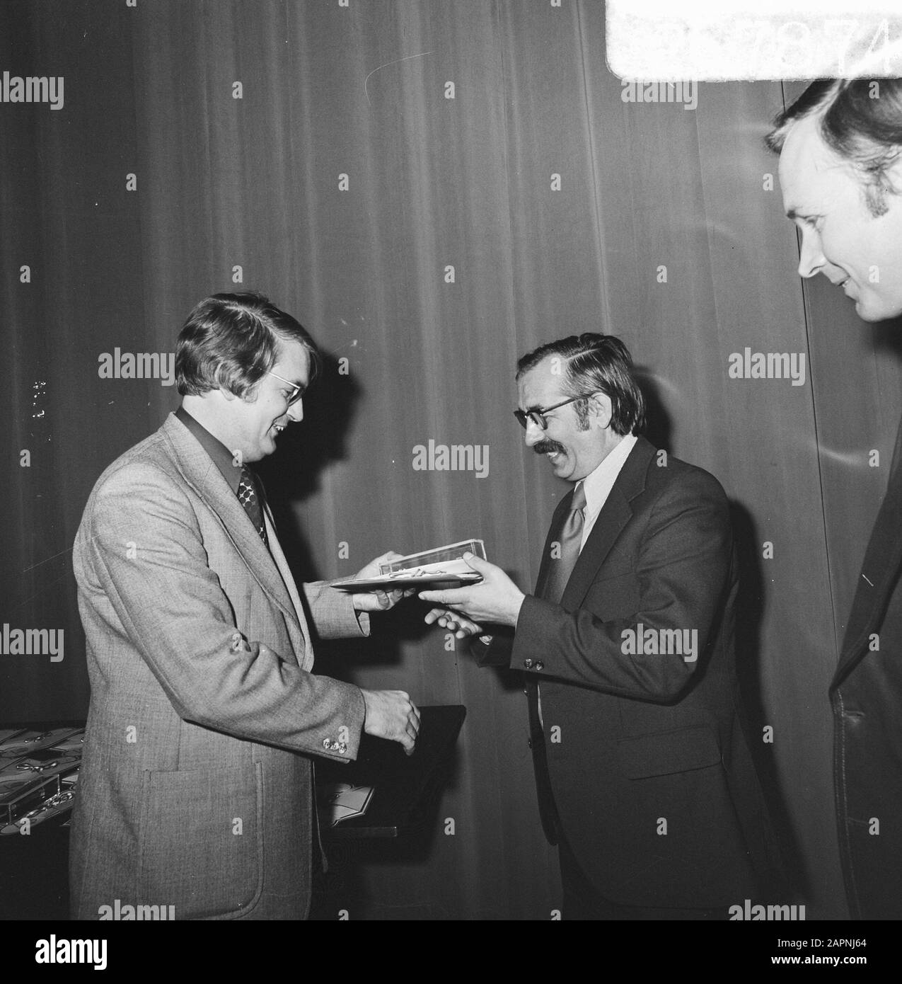 Premio dei Golden Griffles e del Golden Brush nel Singermuseum da parte del Segretario di Stato Meijer di CRM Henk Barnard (a destra) riceve il suo premio dal Segretario di Stato Data: 27 ottobre 1973 posizione: Pari, Noord-Holland Parole Chiave: Premi letterari, premi, scrittori, segretari di Stato Nome personale: Barnard, H., Meijer, Wim Foto Stock