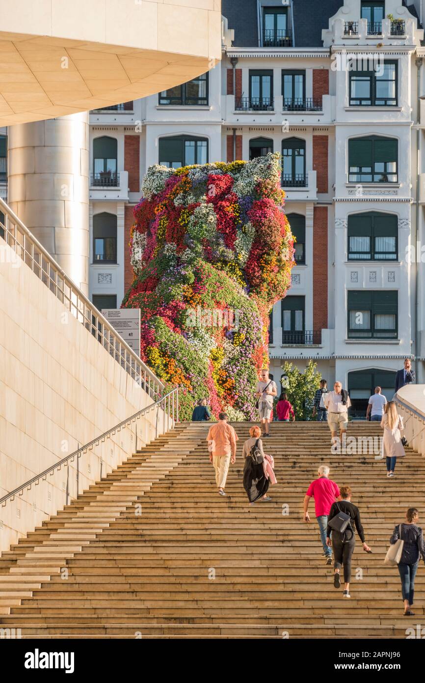 Cucciolo di Jeff Koons, un grande cane floreale fuori dall'ingresso del Guggenheim a Bilbao, Spagna Foto Stock