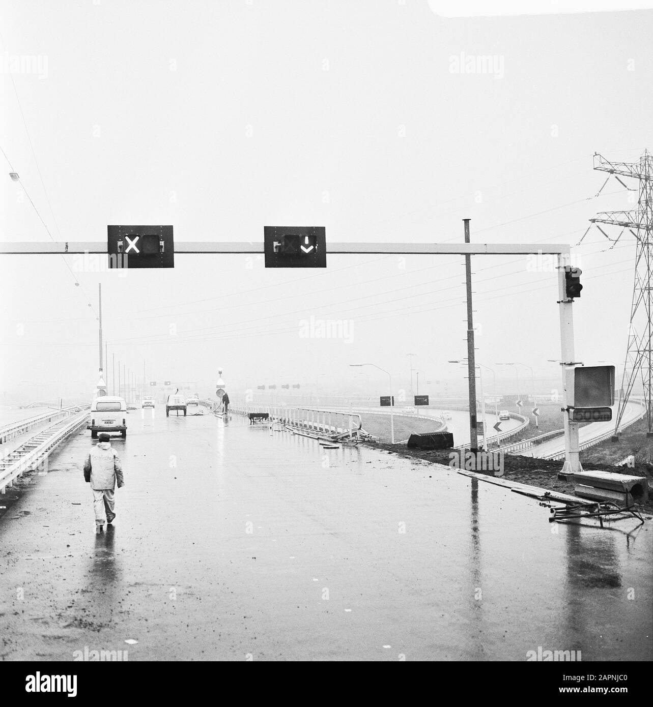 Nuova parte del Rijksweg 6, Velsertunnel- Haarlem Road sezione vicino al Velsertunnel dove la velocità del traffico è controllata elettronicamente Data: 3 Dicembre 1973 Località: Haarlem, Noord- Holland Parole Chiave: Autostrade, segnaletica Portale Nome Impostazioni: Velsertunnel Foto Stock