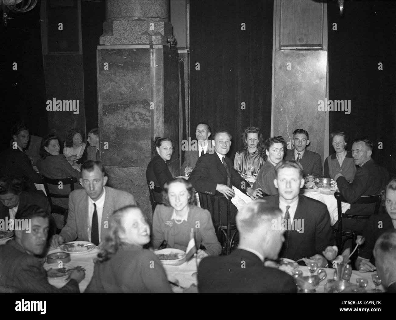 Pallamano, cene Data: 29 Marzo 1948 Parole Chiave: Pallamano, commensali Foto Stock