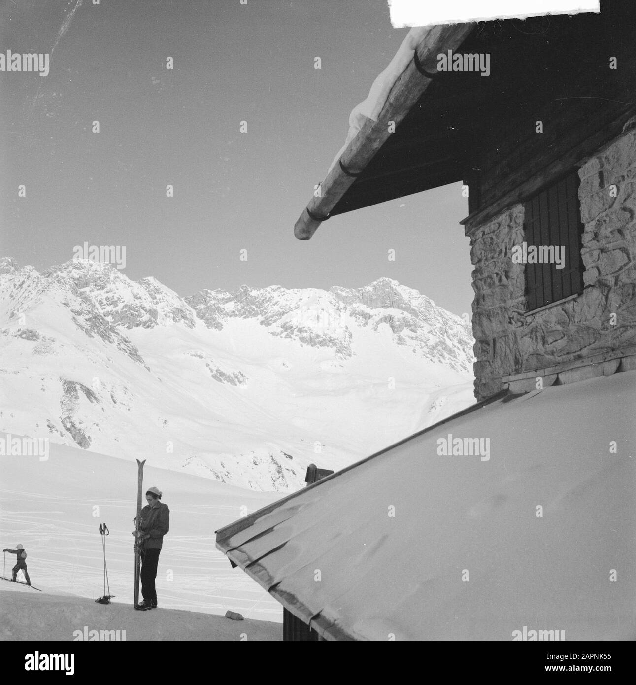 Paesaggio ecc Tirolo Royal famiglia a Sankt Anton. Skister presso skilift Data: 29 Dicembre 1950 Località: Austria, Tirolo Parole Chiave: Paesaggi, turismo, sport invernali Foto Stock