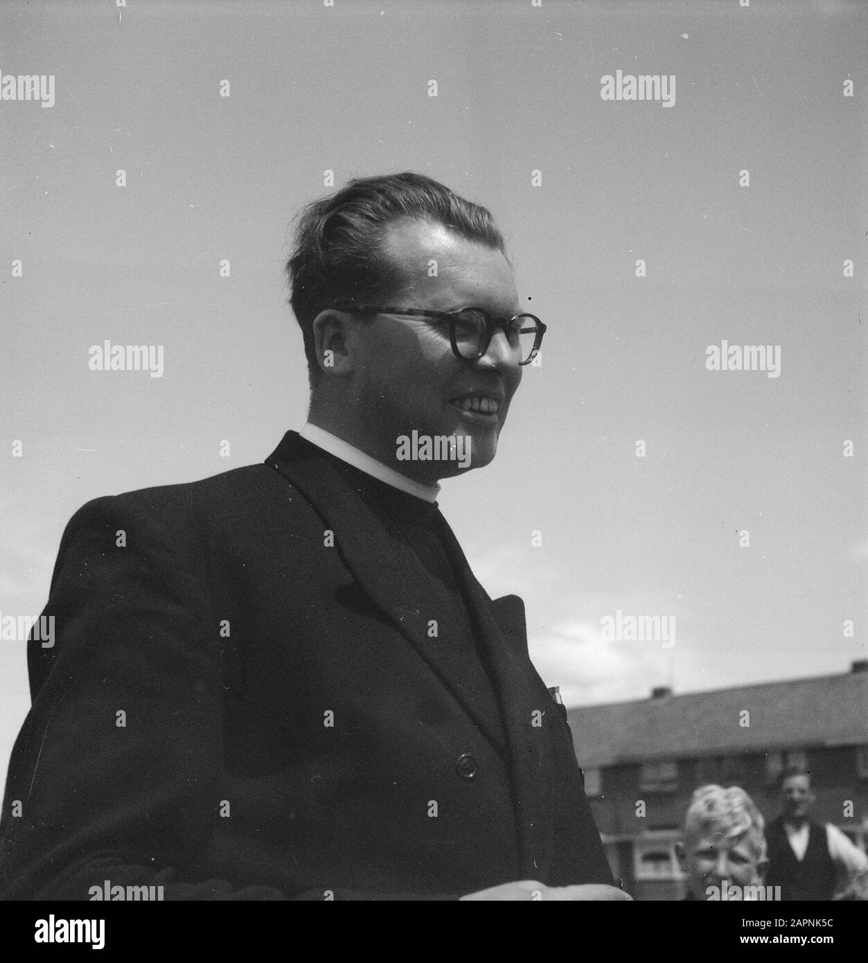 Ragazzo città a Gouda. P. A. Bessling OFM Annotazione: Costruzione di un centro giovanile a Gouda su iniziativa di Padre A. Bessling., cappellano della parrocchia di San Giuseppe, su un sito delle Ferrovie olandesi. Data: 21 maggio 1948 luogo: Gouda Parole Chiave: Attività di costruzione, clero, cura della gioventù nome della persona: Besseling, Amon Foto Stock