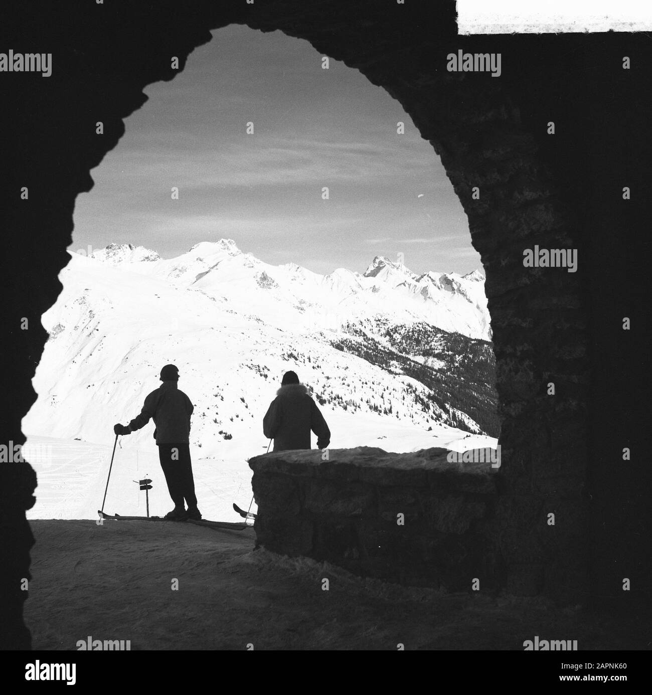 Paesaggio ecc Tirolo Royal famiglia a Sankt Anton. Sciatore visto da un tunnel o cancello Data: 29 Dicembre 1950 Località: Austria, Tirolo Parole Chiave: Paesaggi, sport invernali Foto Stock
