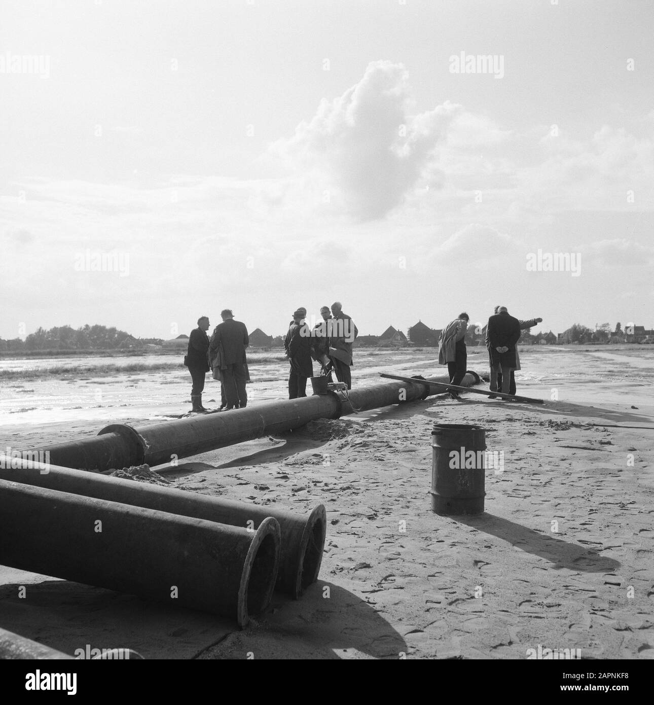 Inpoldering en bemaling, uomini, tubi Data: 1967 luogo: Landsmeer Parole Chiave: Tubi, inpoldering e bemaling, uomini Foto Stock Inpoldering en bemaling, uomini, tubi Data: 1967 luogo: Landsmeer Parole Chiave: Tubi, inpoldering e bemaling, uomini Foto Stock