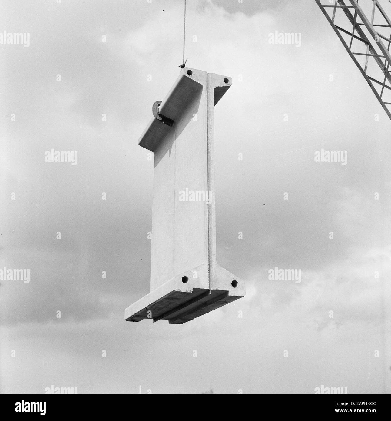 Poldering e bemaling, tensionamento dell'insieme, elementi della parete Data: Aprile 1958 luogo: Gelderland, Tiel Parole Chiave: Poldering e bemaling, tensione dell'insieme, elementi della parete Foto Stock Poldering e bemaling, tensionamento dell'insieme, elementi della parete Data: Aprile 1958 luogo: Gelderland, Tiel Parole Chiave: Poldering e bemaling, tensione dell'insieme, elementi della parete Foto Stock