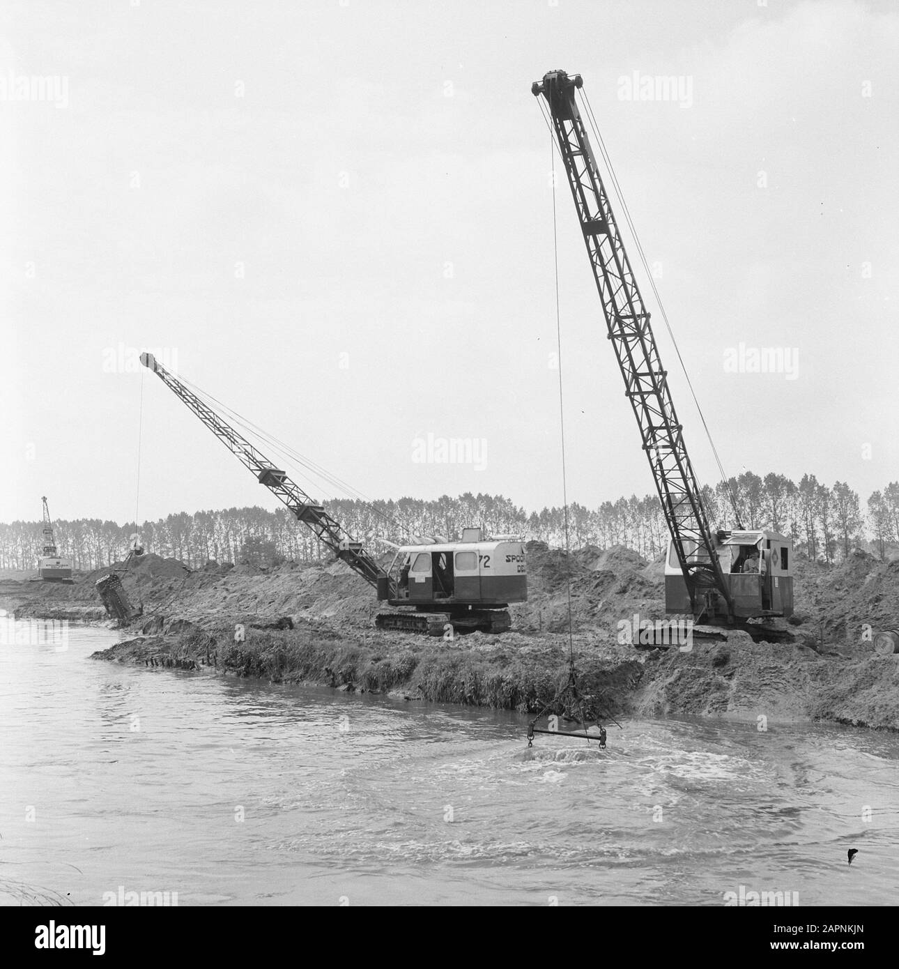 Scavo e miglioramento di canali, ponti di costruzione, tavole d'acqua, miglioramenti, scavi, vecchio IJssel, aastrang Data: Luglio 1958 Parole Chiave: Ponti di costruzione, scavo e miglioramento di canali, scavi, miglioramenti, tavole d'acqua Nome personale: Aastrang, oude ijssel Foto Stock