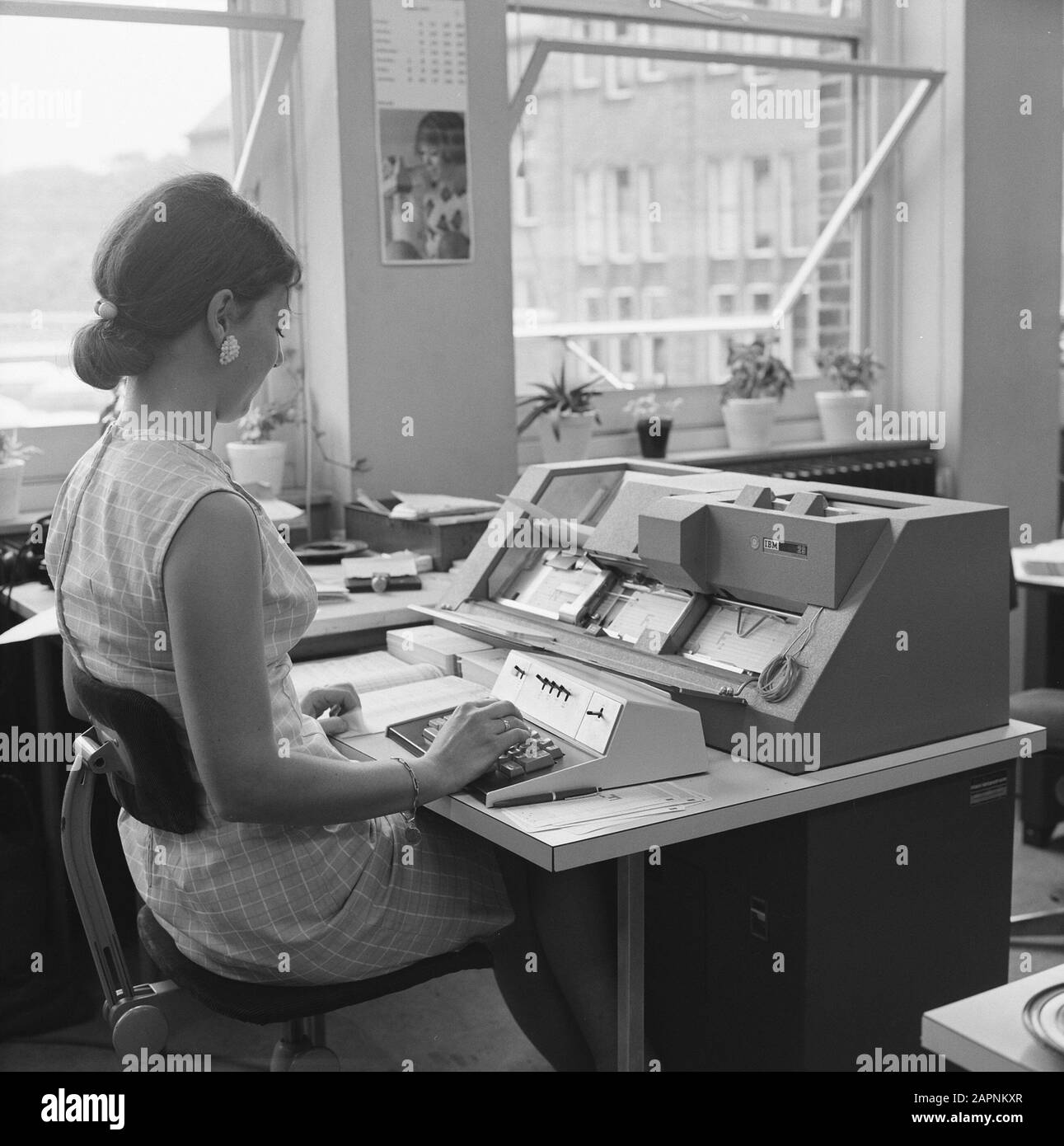 Sede Centrale. Sala di punzonatura CBA. Loonkarten Punching Data: 1968 luogo: Arnhem, Gelderland Parole Chiave: Edifici e monumenti Knhm, sede centrale, interni, carte a pagamento, sala da punzonatura Foto Stock