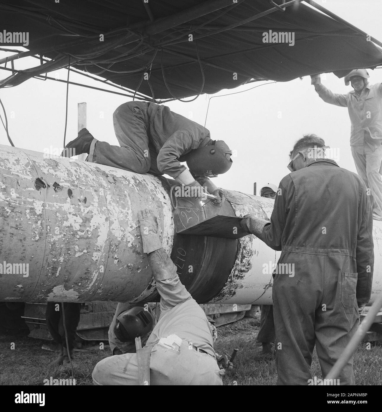 NPC, pipeline, applicazione delle giunzioni di saldatura Data: 1965 Parole Chiave: Applicazione delle giunzioni di saldatura, npc, pipeline Foto Stock