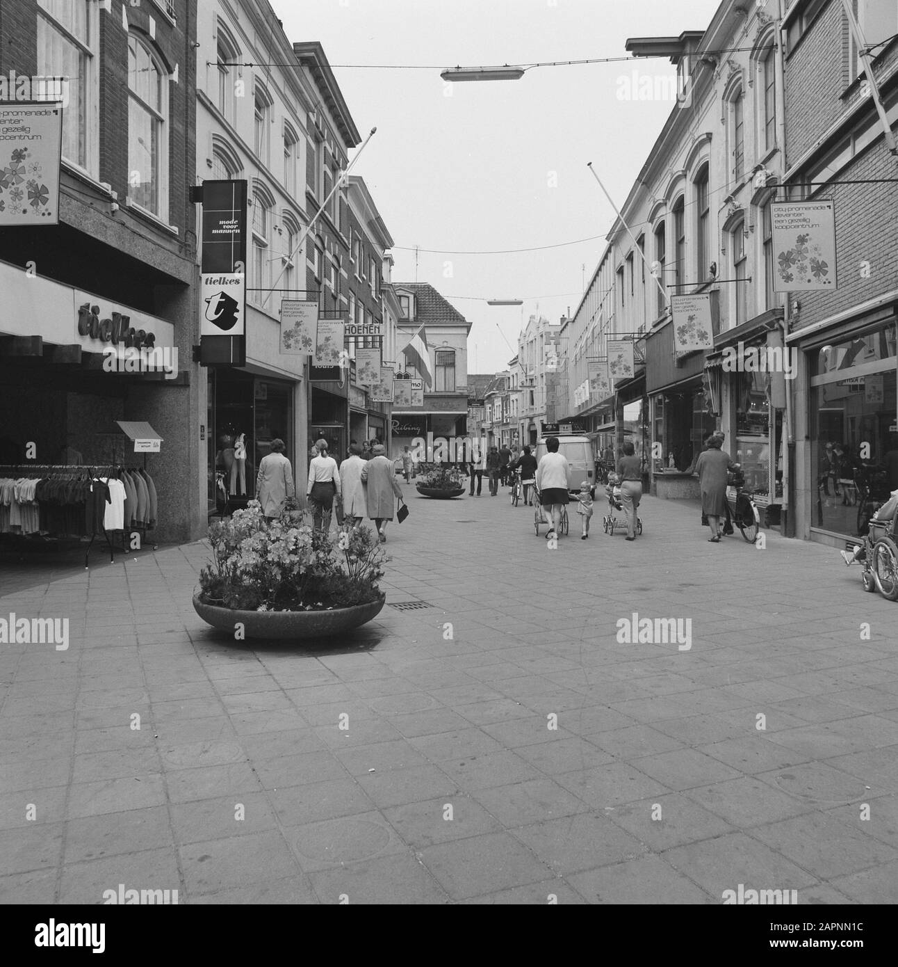 Centri commerciali, pedoni Data: 1973 Località: Deventer Parole Chiave: Pedoni, centri commerciali Foto Stock