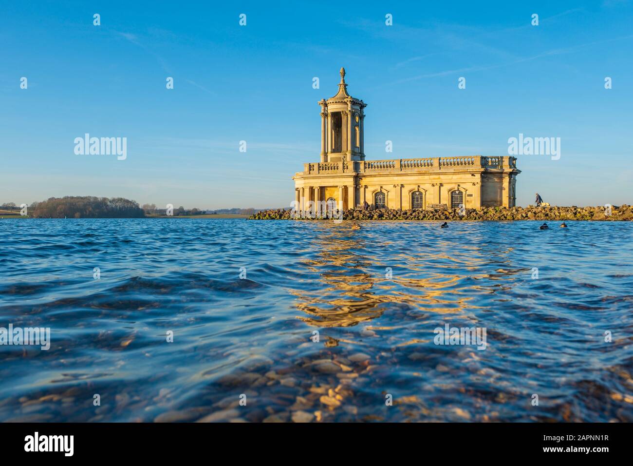 La Chiesa di San Matteo, comunemente conosciuta come Chiesa normanna a Rutland Water, è un edificio storico di grado II. Foto Stock