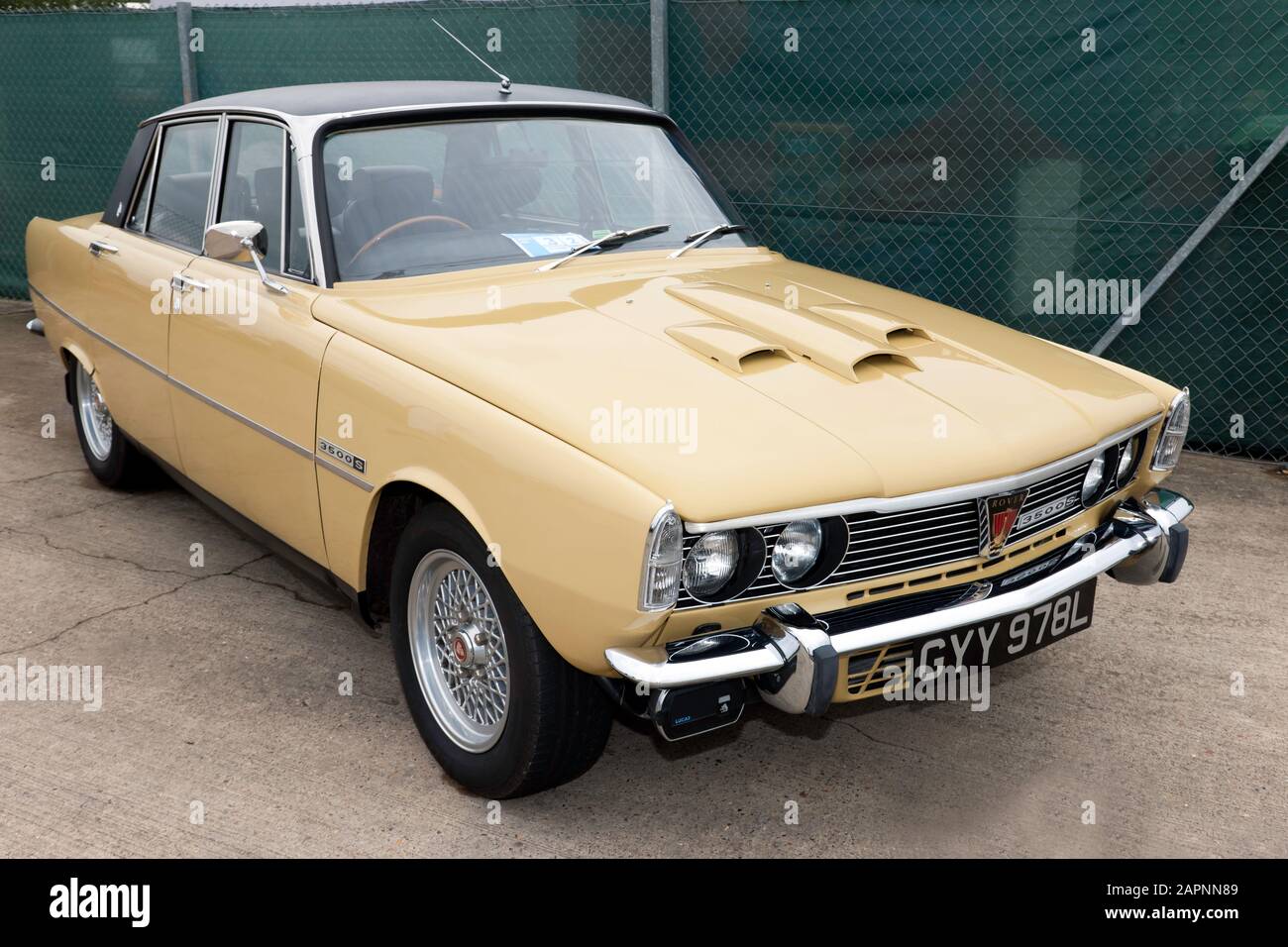 Vista frontale di tre quarti di una serie 2, 1973, Rover P6 3.5S, in mostra al Silverstone Classic 2019 Foto Stock