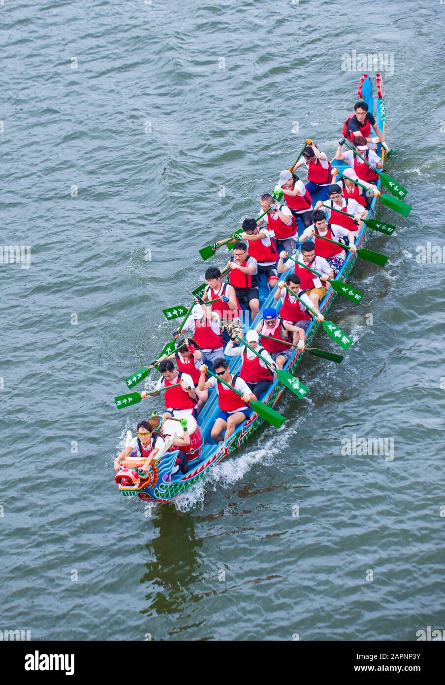 La squadra di Dragonboat corre durante la festa del Drago Boat di Taipei 2019 a Taipei Taiwan Foto Stock