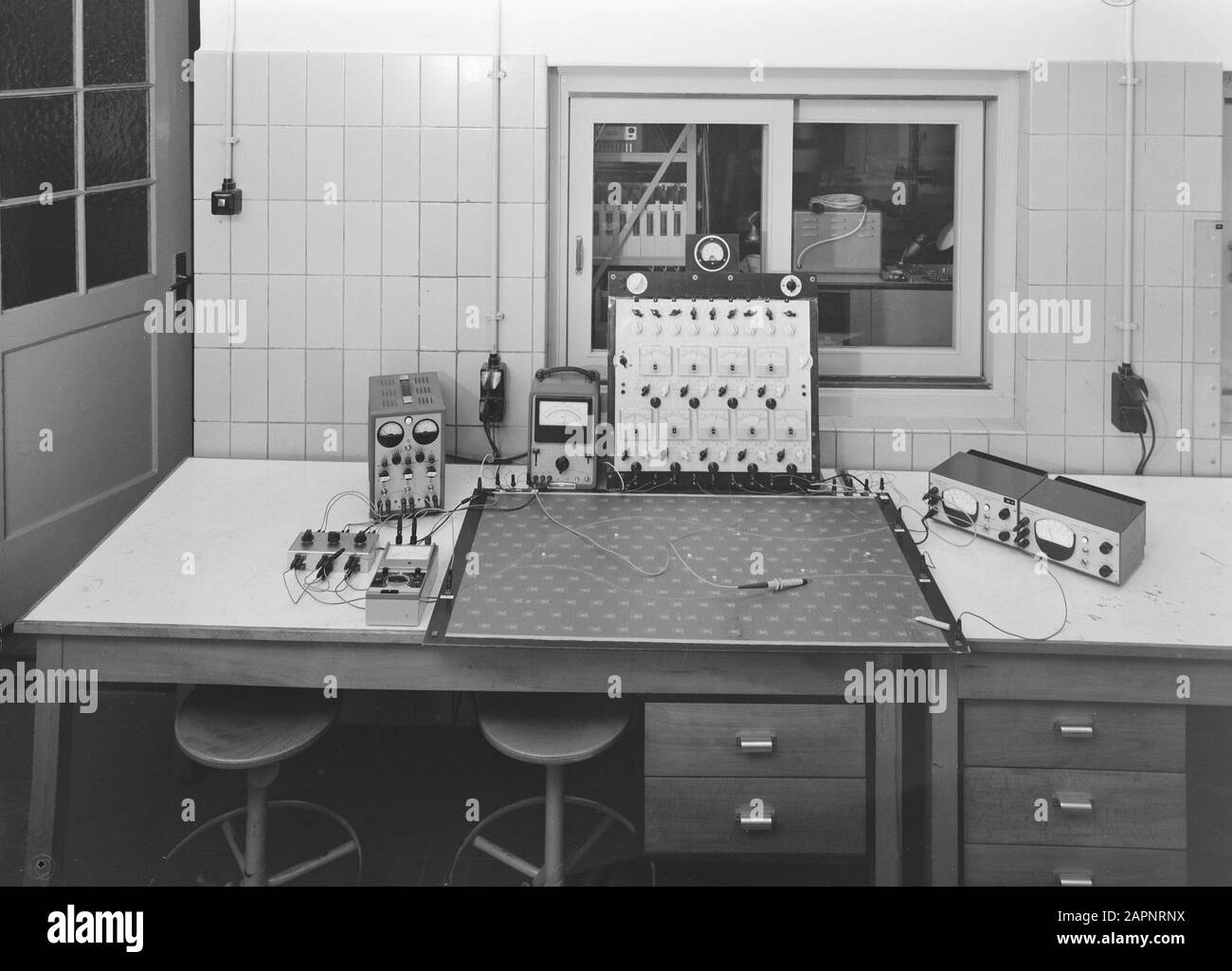 [Heideme] Laboratorio Laboratorio Fisico Dipartimento Di Ricerca. Stazionari analoghi elettronici della lamina Data: Marzo 1967 luogo: Arnhem Parole Chiave: Elettronica, laboratori Foto Stock