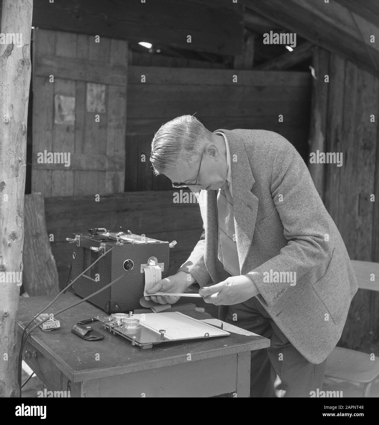 Uomo, attrezzatura, controllo Data: Parole Chiave dense: Attrezzatura, controllo, uomini Foto Stock