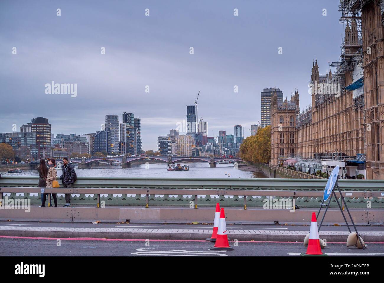 Vista panoramica dal Westminster Bridge, Londra UK, di fronte al Tamigi. Case del Parlamento con ponteggi, coni stradali e cartelli stradali. Foto Stock