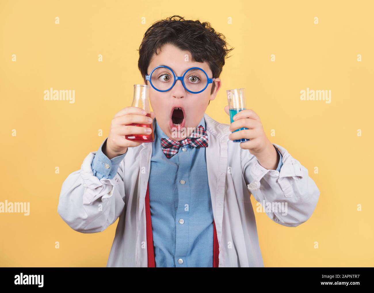 bambino scientifico pazzo su sfondo giallo Foto Stock