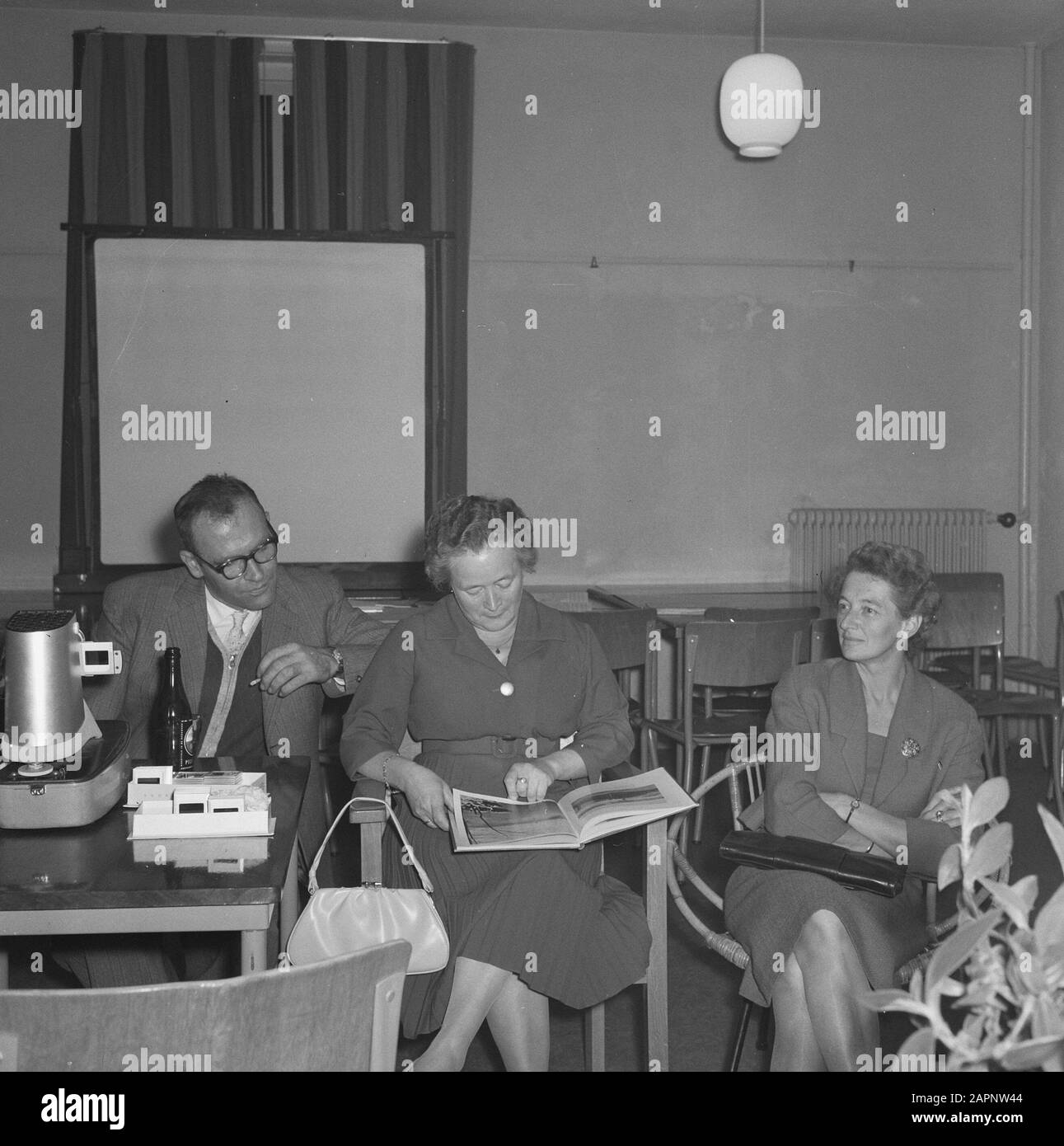 Conversazioni, donne, uomini, edifici, locali, libri Data: Parole Chiave dense: Libri, edifici, conversazioni, locali, uomini, donne Foto Stock