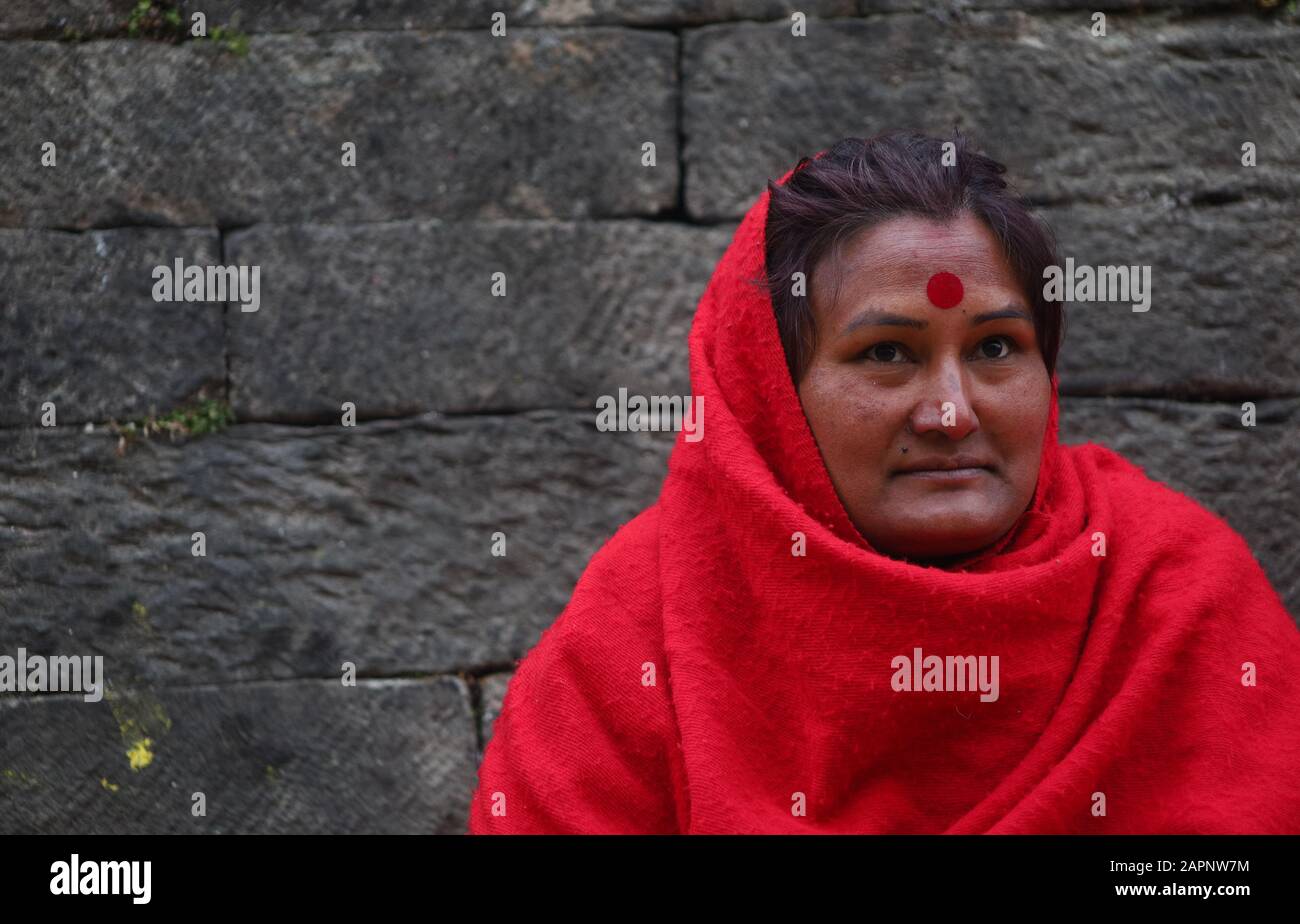 Kathmandu, Nepal. 24th Gen 2020. Un devoto siederà lungo le rive del fiume Bagmati durante il Festival di Narayan di Madhav o il tempiale di Swasthani Brata Katha Pashupathinath a Kathmandu, in Nepal, venerdì 24 gennaio 2020. I devoti vanno in pellegrinaggio a vari templi, svolgono rituali religiosi, fanno un bagno santo nei fiumi e veloci per un mese, soprattutto tra le donne che credono che il digiuno aiuti nel benessere della loro famiglia o nel farli un buon marito. (Foto Di Subash Shrestha/Pacific Press) Credit: Pacific Press Agency/Alamy Live News Foto Stock