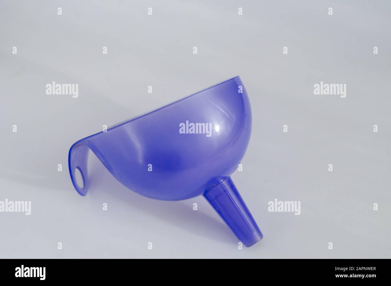 Imbuto in plastica per cucina su sfondo chiaro. Il dispositivo per trasfusione di varie bevande e liquidi gustosi. Riprese a livello oculare. Primo piano. Selettivo Foto Stock