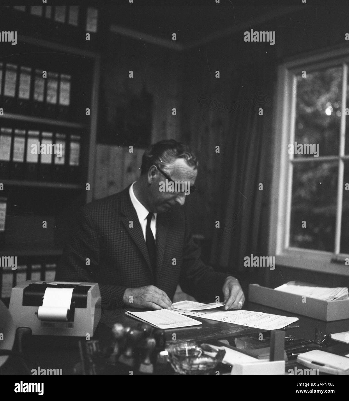 Uomini, uffici, carte, scrivanie Data: Parole Chiave non date: Uffici, uffici, uomini, carta Foto Stock