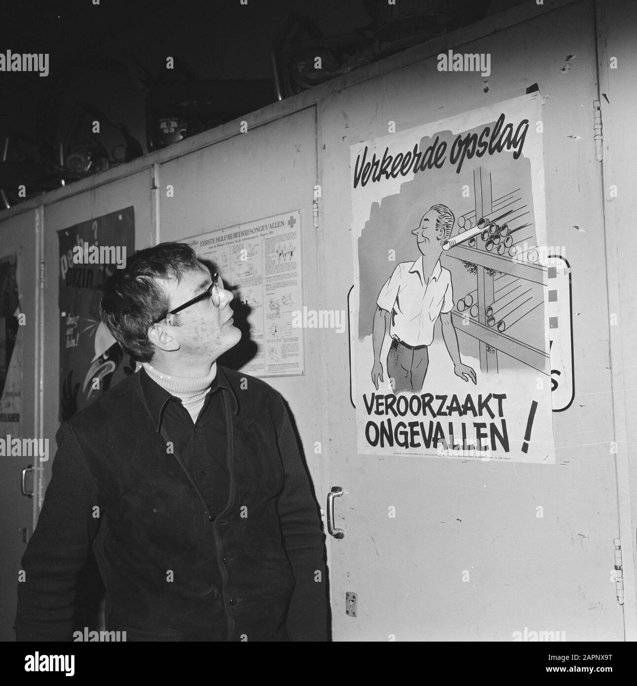 Nessun dato disponibile/sbagliato storage cause incidenti Data: Parole Chiave dense: Uomini, poster Foto Stock