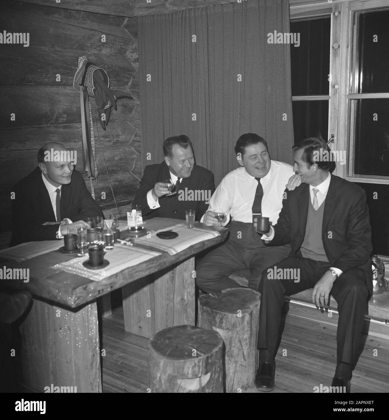 Uomini, edifici, interni, tavoli, banche Data: Parole Chiave non date: Banche, edifici, interni, uomini, tavoli Foto Stock