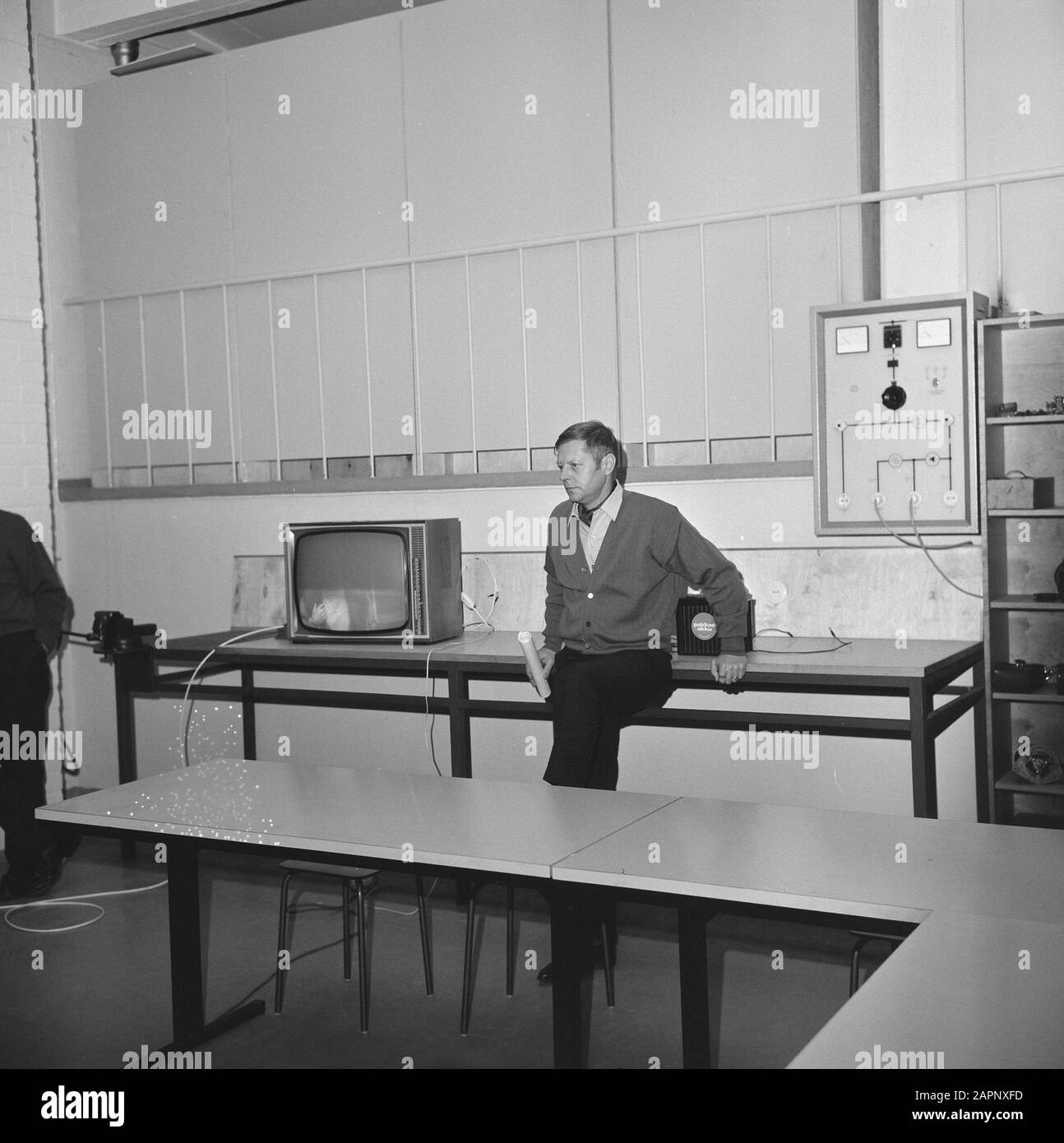 Edifici, interni, locali, uomini, televisori Data: Parole Chiave non date: Edifici, interni, locali, uomini, televisori Foto Stock