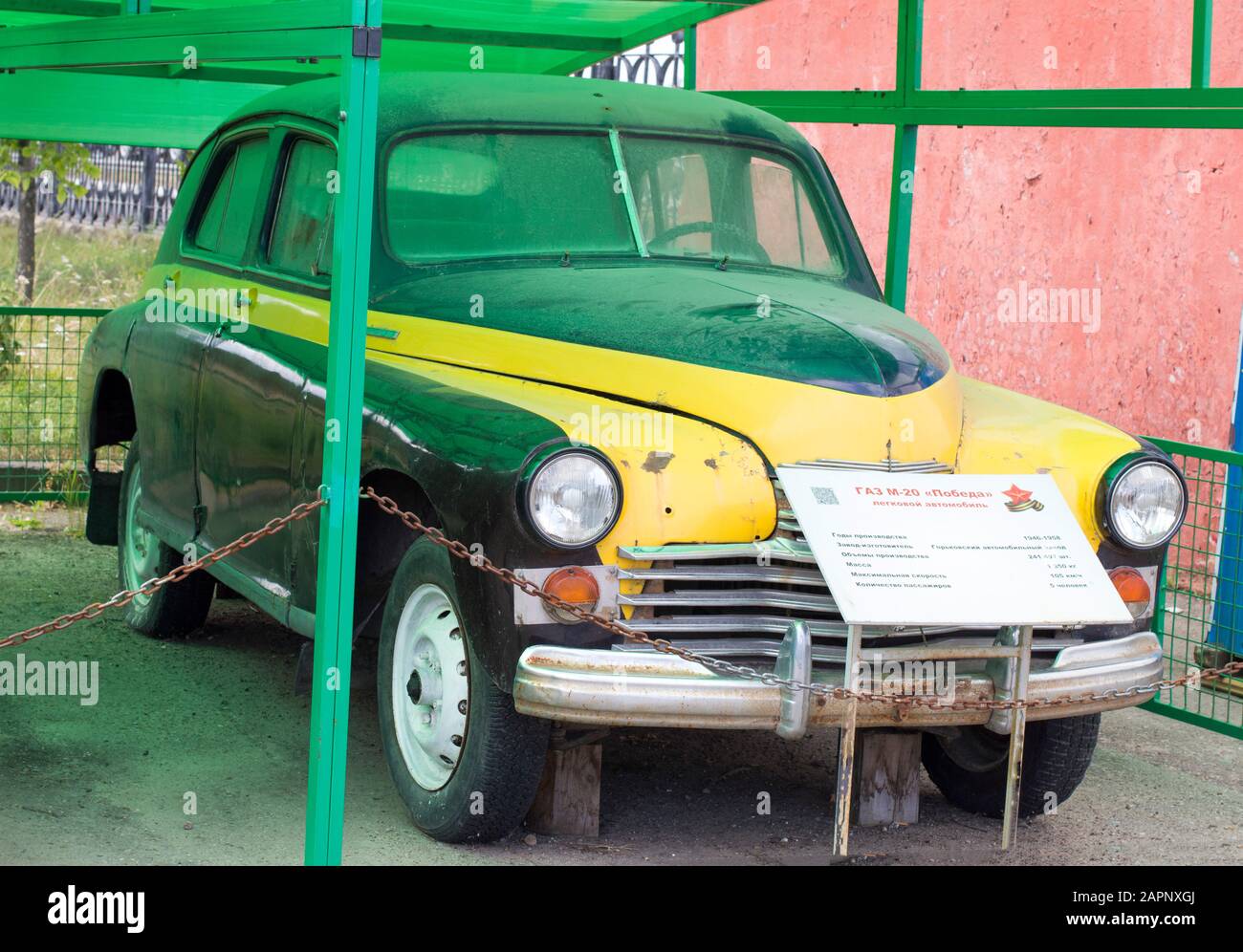 Vettura 1940s Victory. L'auto si trova nel Parco della Vittoria, insieme alle attrezzature della Grande Guerra Patriottica. Foto Stock