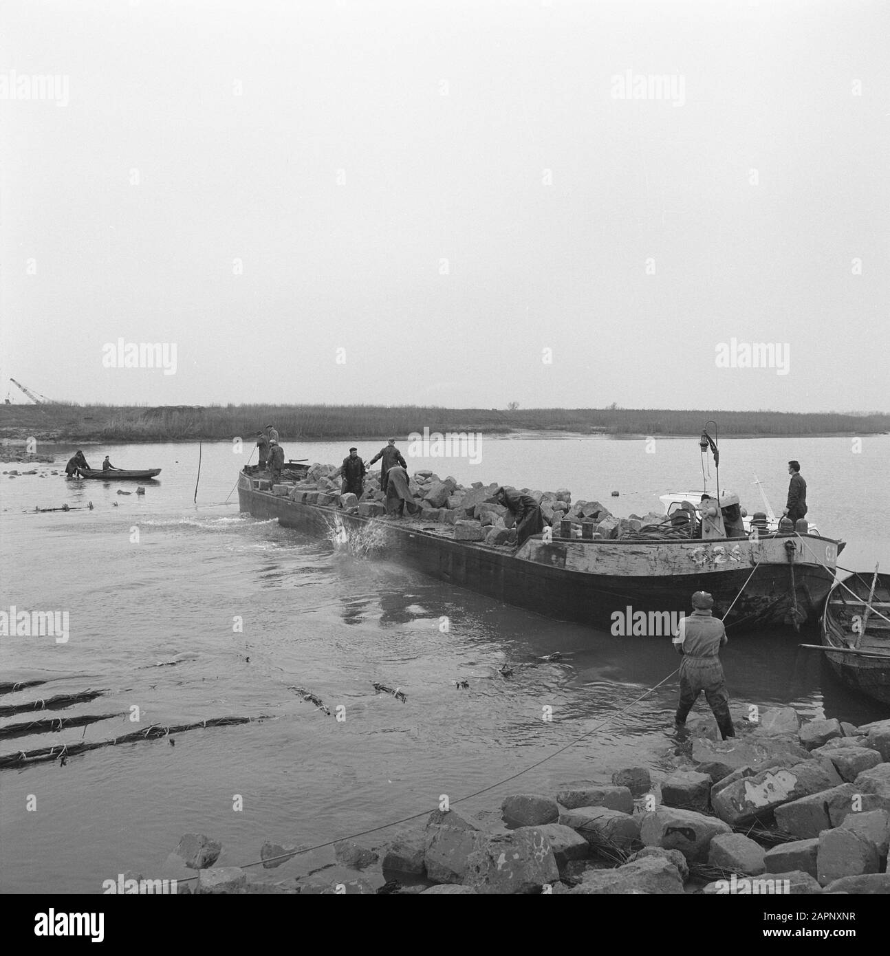 Lavoro, acqua, lavoratori, barche, massi, sacchi di sabbia Data: Undata: Undata: Luogo: Biesbosch Parole Chiave: Lavoratori, barche, massi, acqua, lavoro, sacchi di sabbia Foto Stock
