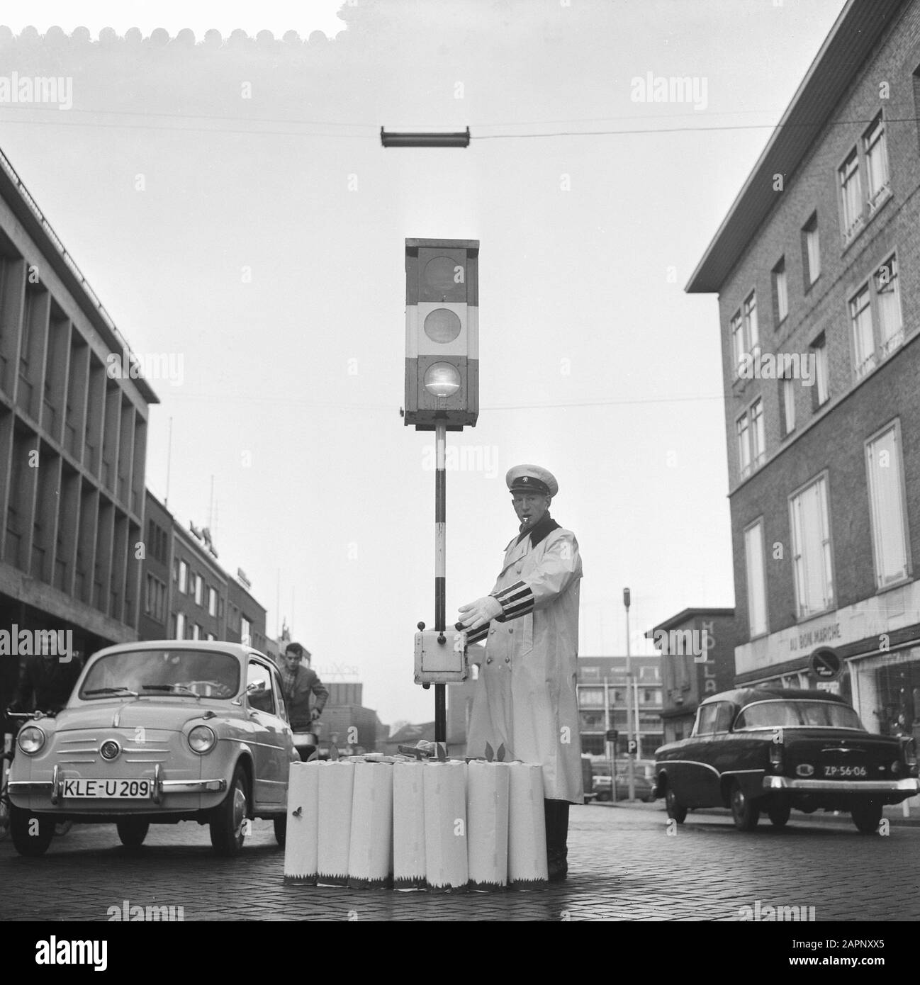 Nijmegen gli ufficiali di traffico ricevono regali di Natale dagli automobilisti Data: 23 dicembre 1959 luogo: Nijmegen Parole Chiave: Polizia, semafori, traffico Foto Stock
