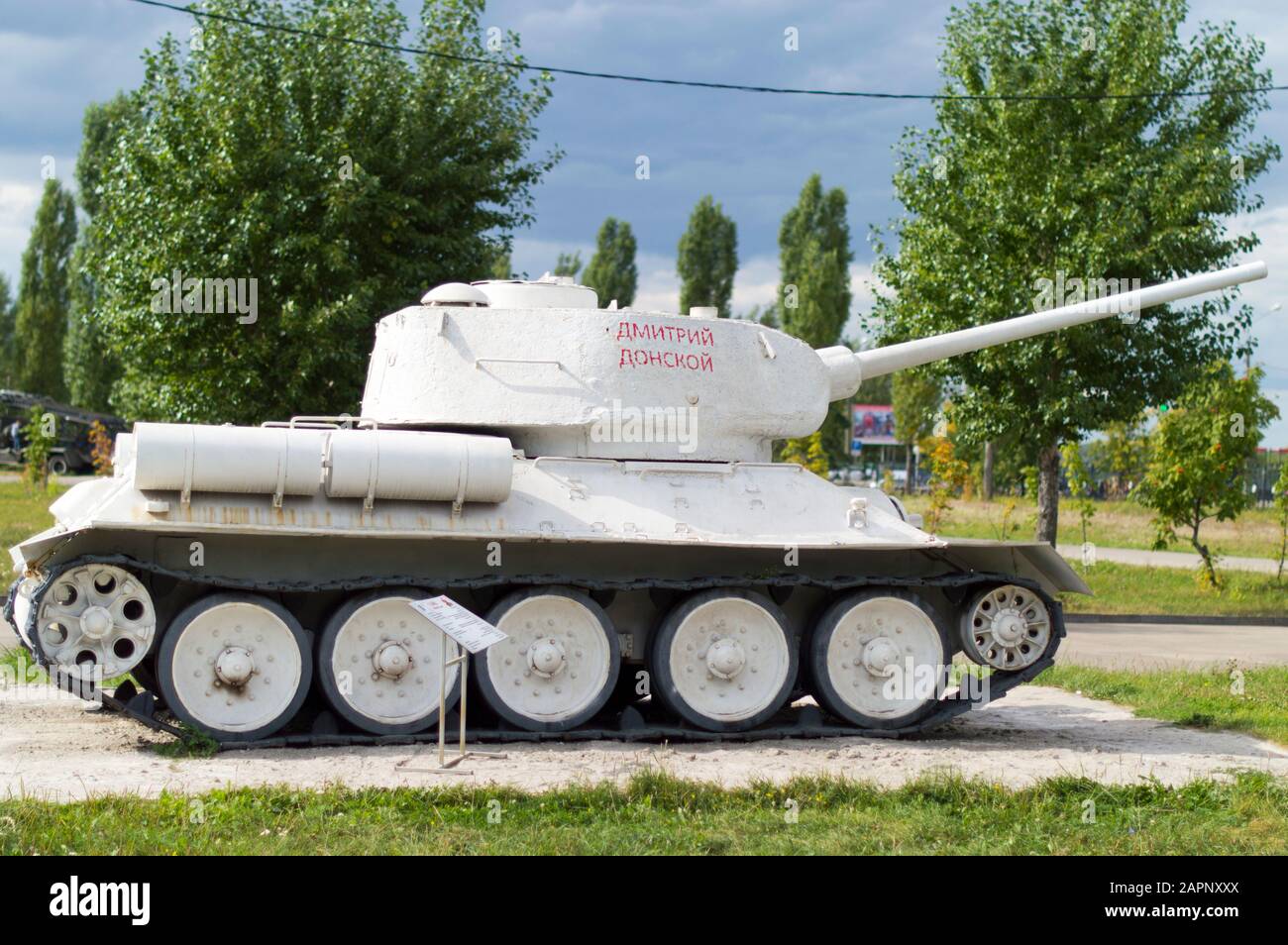 Monumento ai vincitori. Mostra nel parco della vittoria. Serbatoio T 34 -85. Dmitry Donskoy. Russia. Foto Stock