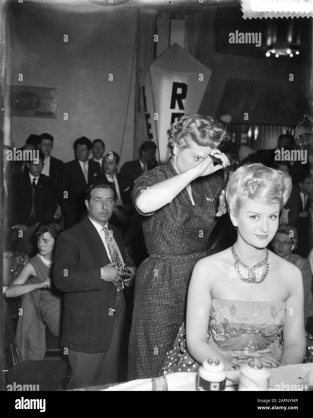 Concorso internazionale di capelli per De Gouden Tulip a Bellevue ad Amsterdam, modello in corso di lavoro Data: 13 aprile 1959 Foto Stock