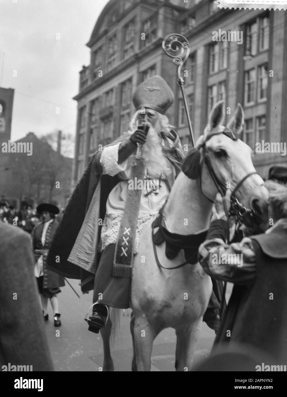 Sint Nicholas durante l'entrata in Damrak Data: 14 Novembre 1959 Località: Amsterdam, Noord-Holland Parole Chiave: Entry Nome personale: Sinterklaas Foto Stock