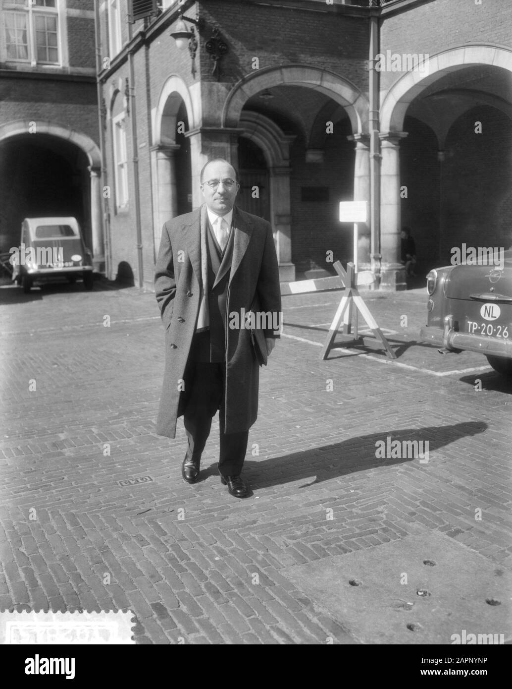 Formazione Del Gabinetto All'Aia, Il Professor De Quay Riceve Il Ministro Cals Data: 9 Aprile 1959 Foto Stock