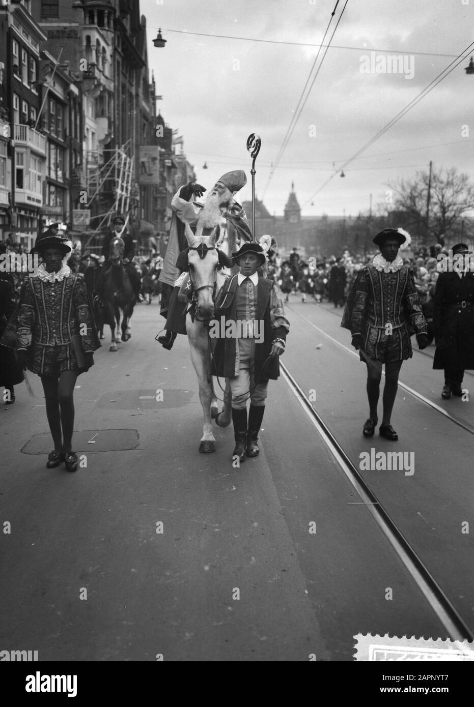 Sint Nicholas durante l'entrata in Damrak Data: 14 Novembre 1959 Località: Amsterdam, Noord-Holland Parole Chiave: Entry Nome personale: Sinterklaas Foto Stock