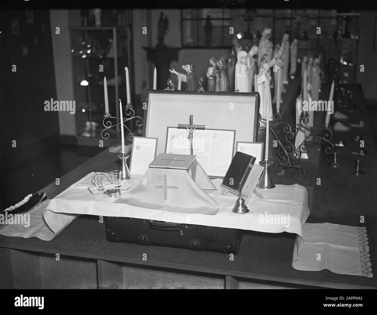 Miskoffers K.G.M. (Piccola Stampa) Annotazione: Valige con contenuti richiesti per la commissione di una messa cattolica Data: 9 dicembre 1948 Parole Chiave: Cattolicesimo, Valige Foto Stock