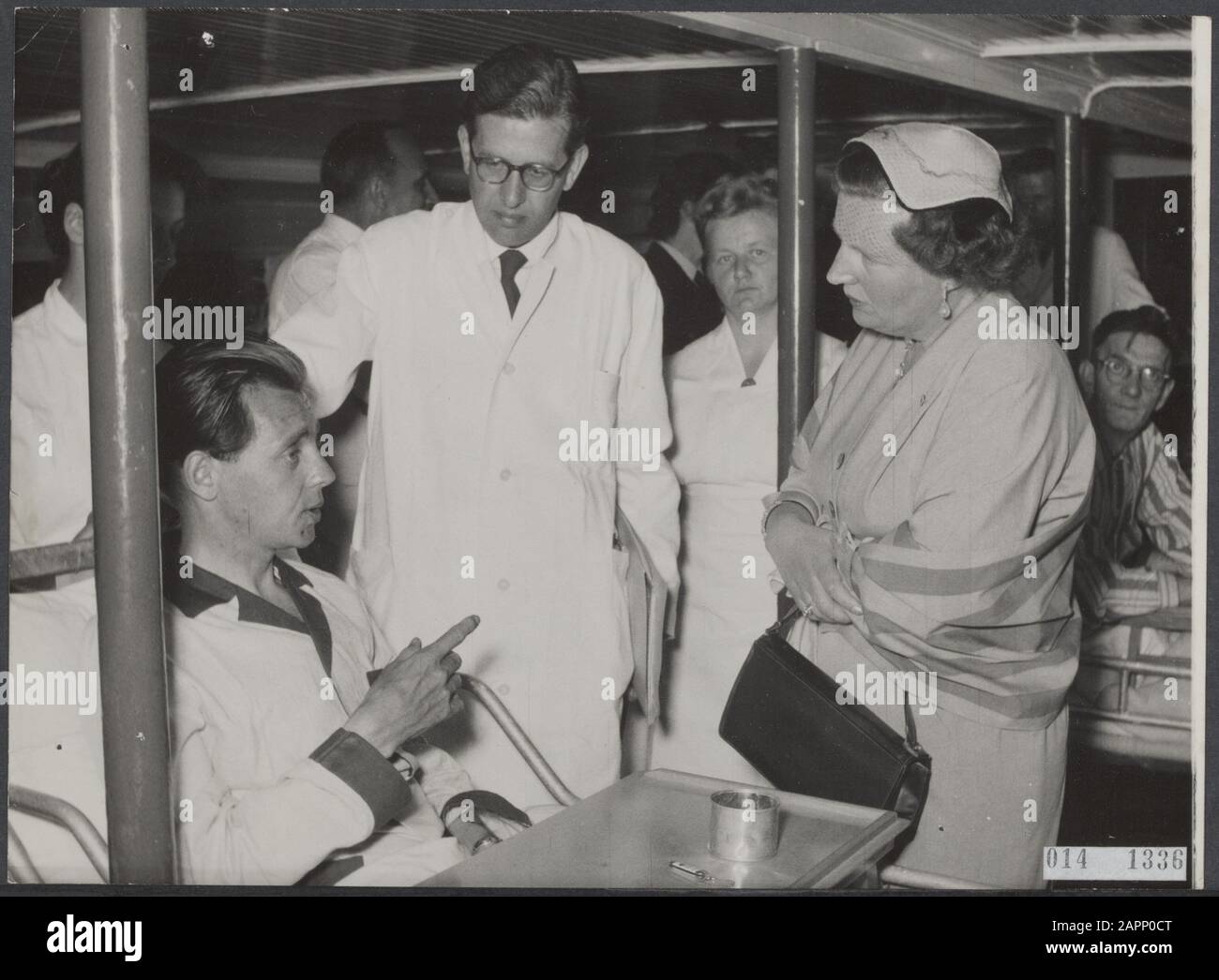 Casa reale, regine, visite, navi, pazienti, croce rossa, Juliana, regina, Castello Staverden M.S. Data: 2 giugno 1954 luogo: Amsterdam, Noord-Holland Parole Chiave: Visite, regine, casa reale, pazienti, croce rossa, navi Nome personale: Juliana, regina, Castello Staverden M.S. Foto Stock