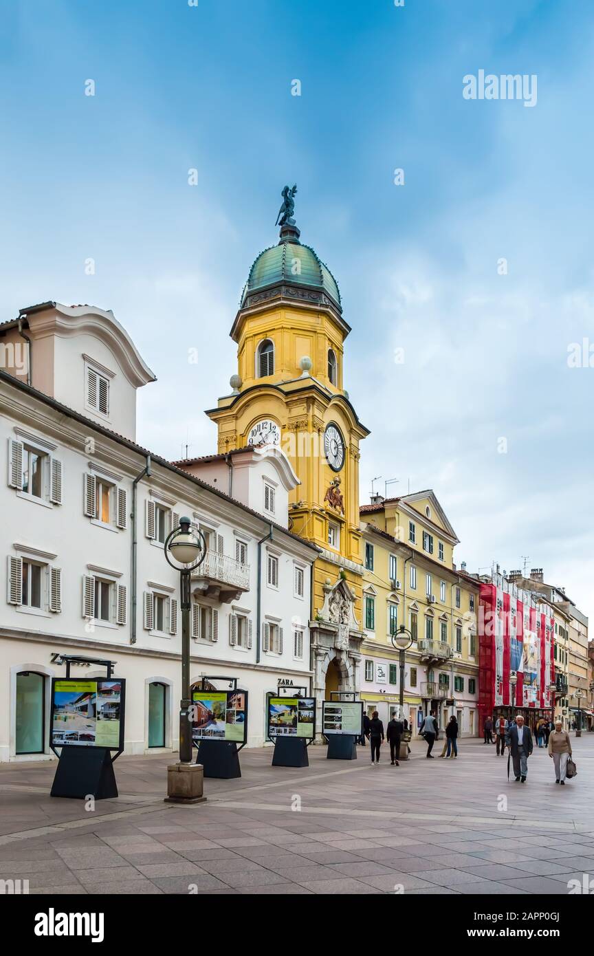 Rijeka, Croazia - 19 maggio 2019: Torre dell'Orologio della città e Korzo, il lungomare principale di Rijeka, Croazia. Strada dello shopping nel centro della città con negozi, caffè e Foto Stock