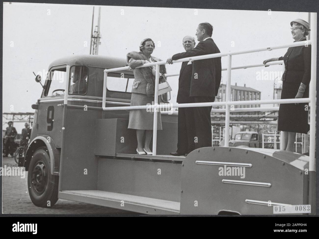 P Data: 16 maggio 1956 Località: Rotterdam, Sud-Olanda Parole Chiave: Visite, casa reale, raffinerie, camion Nome personale: Juliana, queen, Pernis Foto Stock