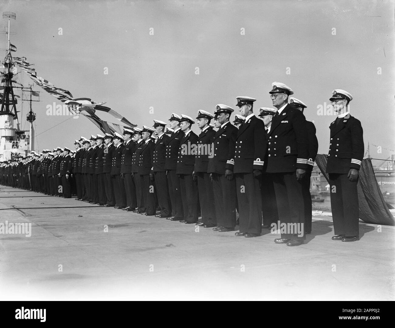 Ispezione e parata al Karel Doorman Data: 31 agosto 1948 Parole Chiave: Ispezioni, parate Foto Stock