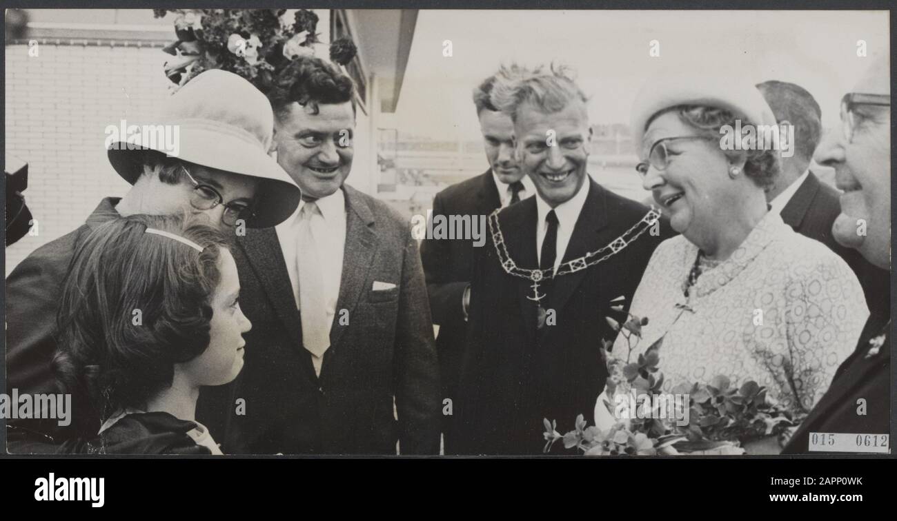 Regina Juliana e sindaco Data: 27 Giugno 1968 luogo: Nato Parole Chiave: Fiori, sindaci, fabbriche, regine, casa reale, aperture, autovetture Nome personale: Juliana (regina Olanda), Onland, J., Wijshoff, M.L. Nome dell'istituto: DAF Foto Stock