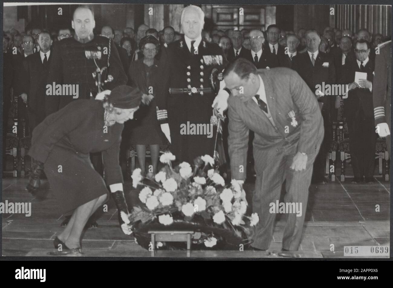 Wreorslegging a nome di Englandvaarders, degli onorevoli Ida Veldhuyzen van Zanten e P. Tazelaar durante l'incursione della regina Wilhelmina nella Nieuwe Kerk a Delft. Data: 23 aprile 1967 luogo: Delft, Zuid-Holland Parole Chiave: Tombe, regine, casa reale, wreaths Nome personale: Engelandvaarders, Juliana, regina, Tazelaar P., Veldhuyzen van Zanten Sig.ra I., Wilhelmina, principessa Foto Stock